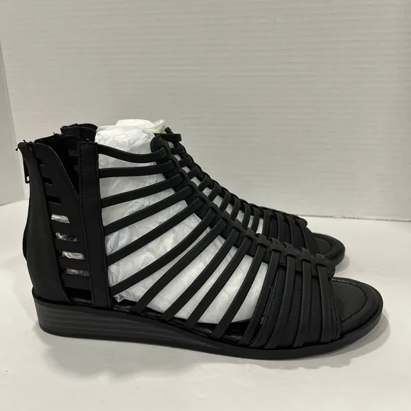 Journee Collection Delilah. ‎ Size 6.5WD. Color: Black