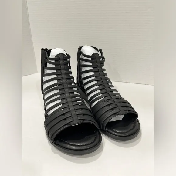 Journee Collection Delilah. ‎ Size 6.5WD. Color: Black