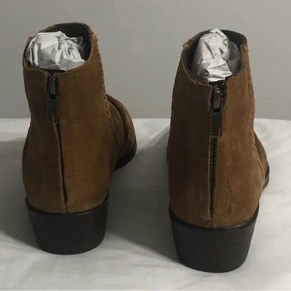 Journee Signature Women’s ankle boots Leather Suede  back Zip up brown. Size 7