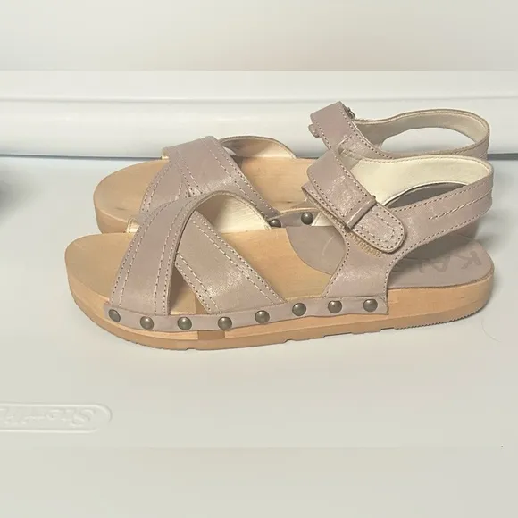 Kalso Woman’s Taupe Sandals Size 7.5 Wide New