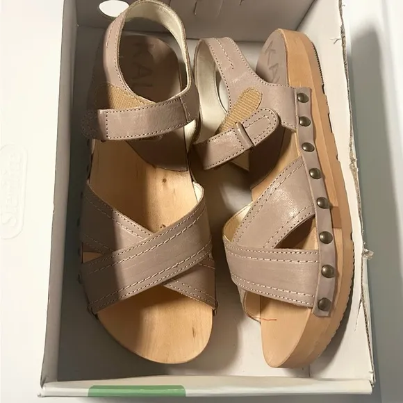 Kalso Woman’s Taupe Sandals Size 7.5 Wide New