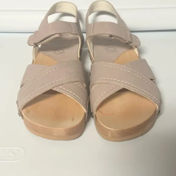 Kalso Woman’s Taupe Sandals Size 7.5 Wide New
