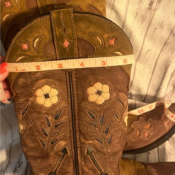 👠Laredo Distressed Tan with Pink Flowers Like New Boots Size 8M