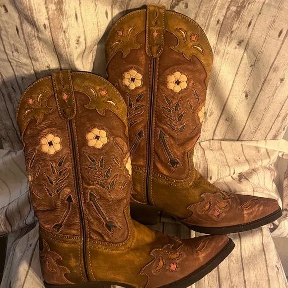 👠Laredo Distressed Tan with Pink Flowers Like New Boots Size 8M