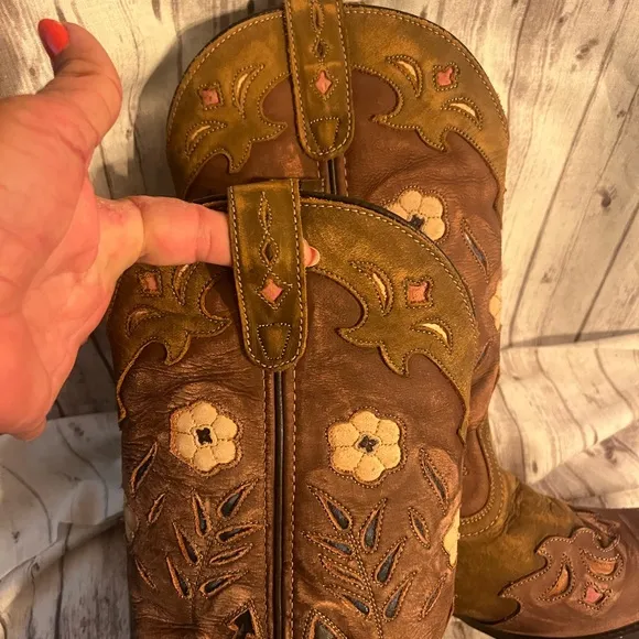 👠Laredo Distressed Tan with Pink Flowers Like New Boots Size 8M