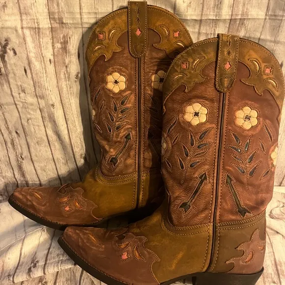 👠Laredo Distressed Tan with Pink Flowers Like New Boots Size 8M
