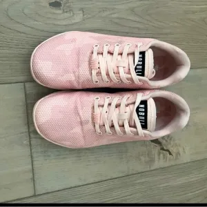 LIKE NEW NOBULL “super fabric” trainer (W 7.5)