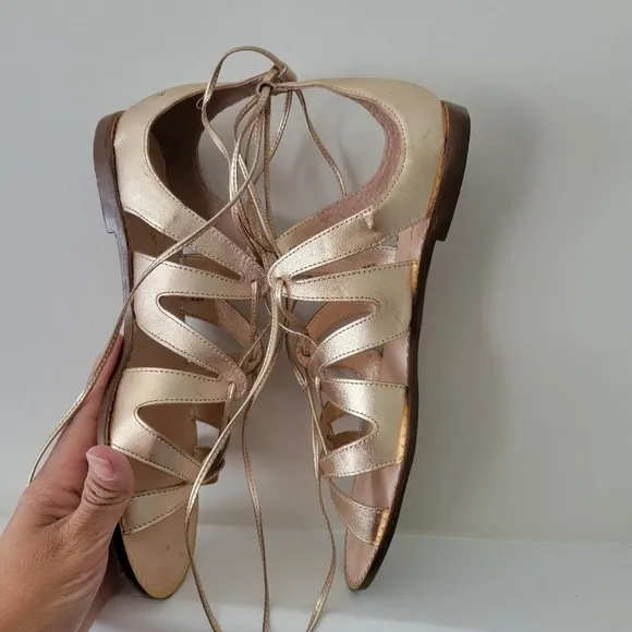 Lilly pulitzer Fit to be Gold Gladiator sandals size 7M.