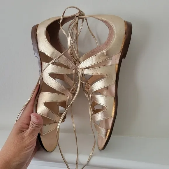 Lilly pulitzer Fit to be Gold Gladiator sandals size 7M.