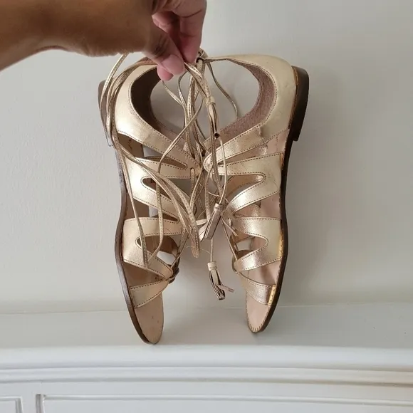 Lilly pulitzer Fit to be Gold Gladiator sandals size 7M.