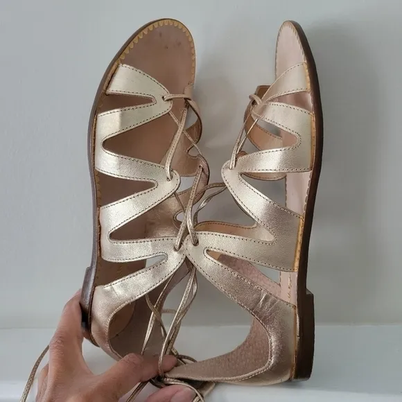 Lilly pulitzer Fit to be Gold Gladiator sandals size 7M.