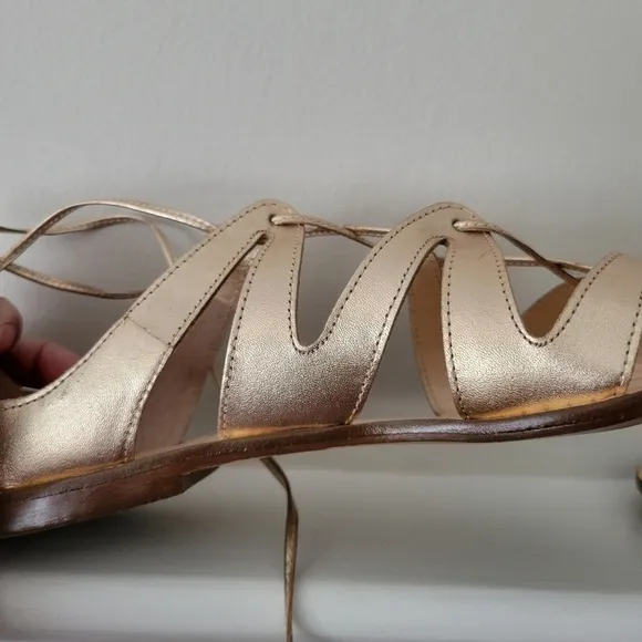 Lilly pulitzer Fit to be Gold Gladiator sandals size 7M.