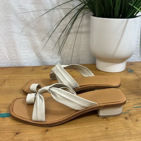 LOQ Pau Sandals in Cream