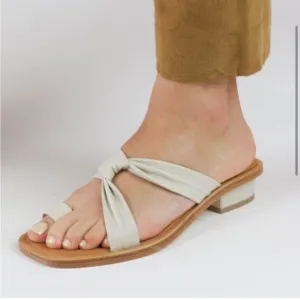 LOQ Pau Sandals in Cream