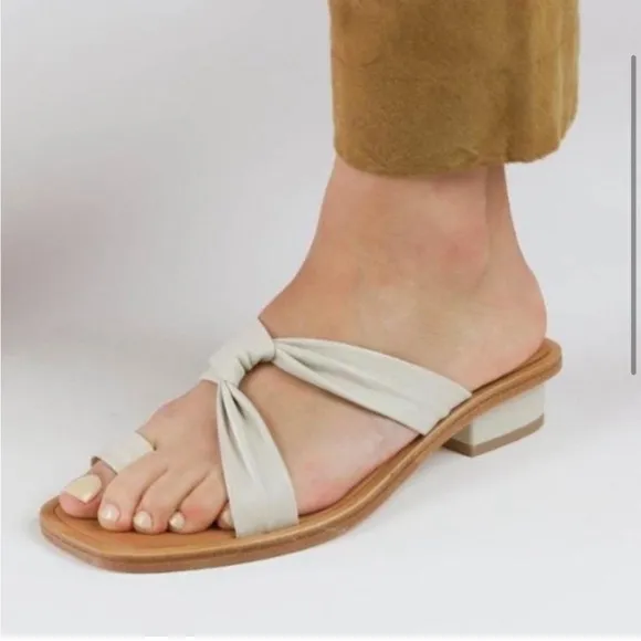 LOQ Pau Sandals in Cream