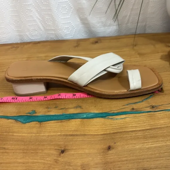 LOQ Pau Sandals in Cream