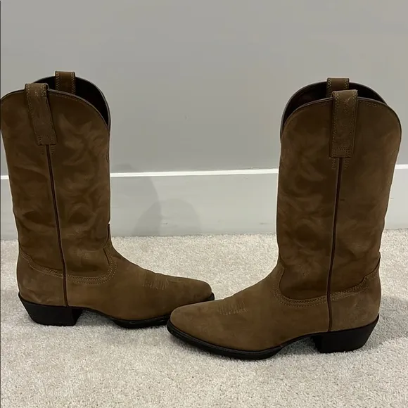 Men’s Ariat Heritage R Toe Western Suede Boot Size 10D (medium)