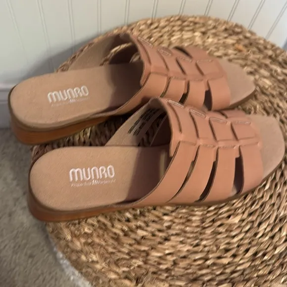 Munro Carrera Sandal. Tan Calf Leather. Size 10SS. NWOT.