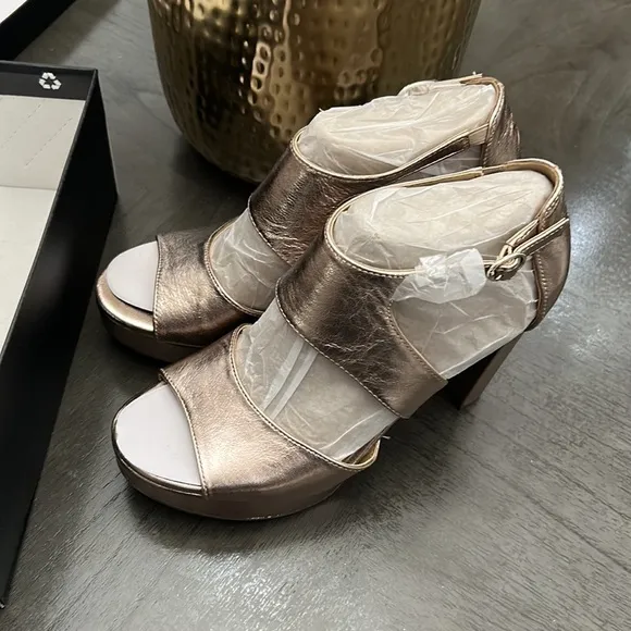 Naturalizer | Warm Silver Metallic Mae Leather Sandal - (WIDE)