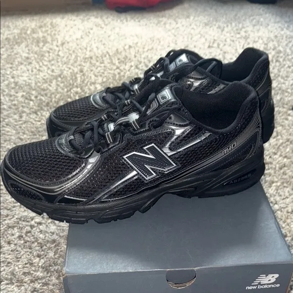 New Balance Black Athletic Shoes with Modern Design