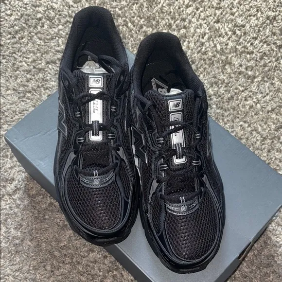 New Balance Black Athletic Shoes with Modern Design