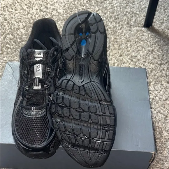 New Balance Black Athletic Shoes with Modern Design