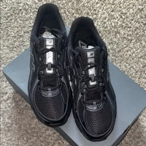New Balance Black Athletic Shoes with Modern Design