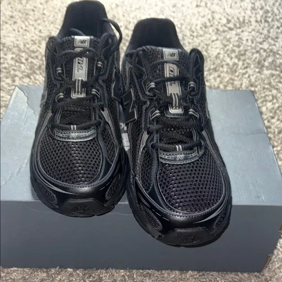 New Balance Black Athletic Shoes with Modern Design