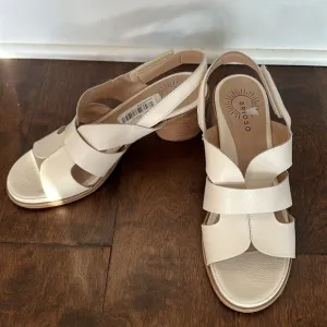NEW Brioso Terra White Leather sandals heels women size 9