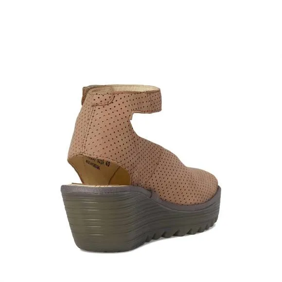 NEW FLY LONDON women's yala376fly perf wedge sandal in taupe