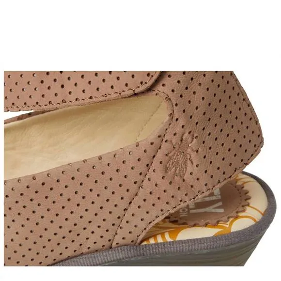 NEW FLY LONDON women's yala376fly perf wedge sandal in taupe