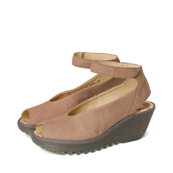 NEW FLY LONDON women's yala376fly perf wedge sandal in taupe