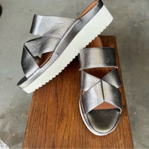 NEW L’amour Des Pieds Allyssa Leather Platform Sandals Platinum silver NWOB 8