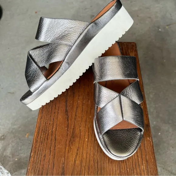 NEW L’amour Des Pieds Allyssa Leather Platform Sandals Platinum silver NWOB 8