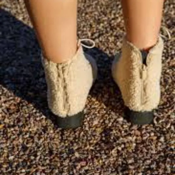 NEW R0AM Combat Cush Faux fur Cozy Boots nude for women 364tn