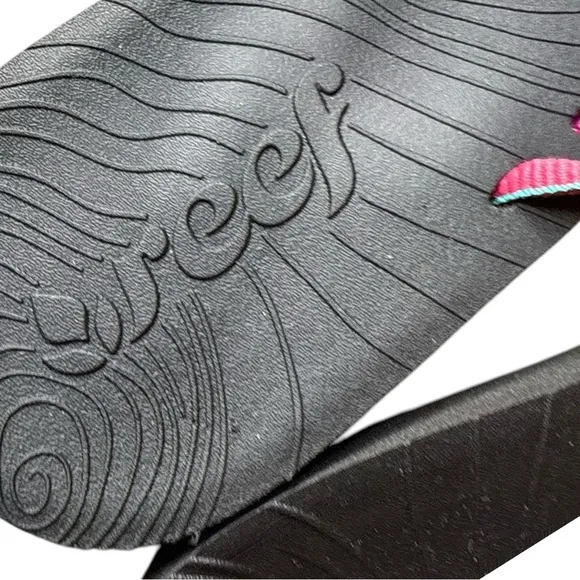 New ▶️ Reef ◀️ (2 pairs ) Double Zen Flip Flop size 7. One nwt, other tried on