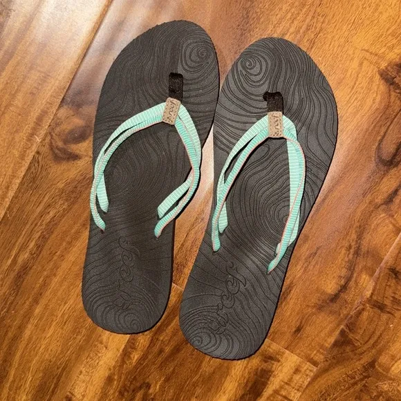 New ▶️ Reef ◀️ (2 pairs ) Double Zen Flip Flop size 7. One nwt, other tried on