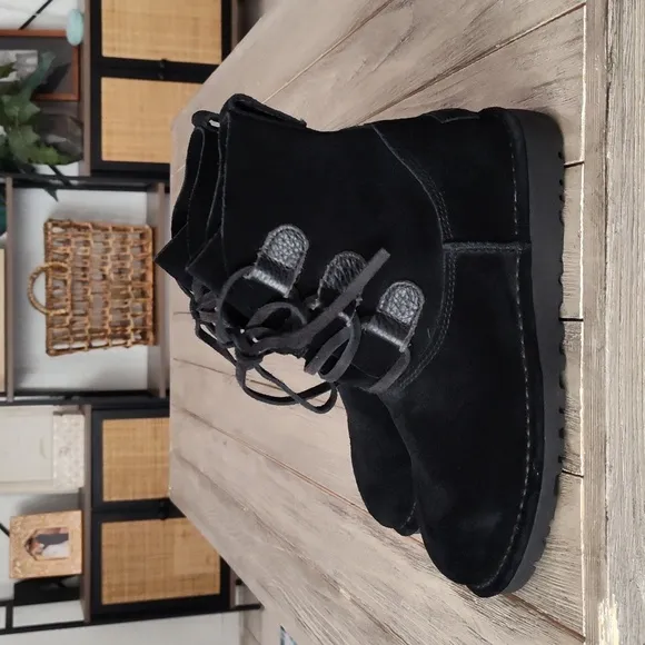 New UGG Women's Elvi Sneaker Boot in Black 🖤 Size 5🖤