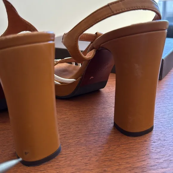 nib Chie Mihara “Calida 38” T-Bar Sandal Heels in Tan - Size 8