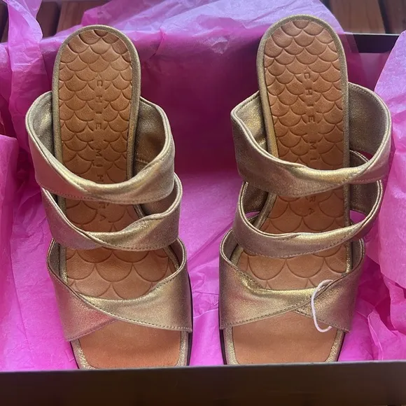 nib CHIE MIHARA Cruz Metallic Gold Wedge Sandals - Size 6.5
