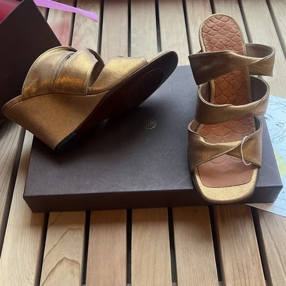 nib CHIE MIHARA Cruz Metallic Gold Wedge Sandals - Size 6.5
