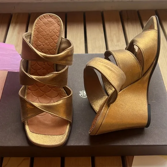 nib CHIE MIHARA Cruz Metallic Gold Wedge Sandals - Size 6.5