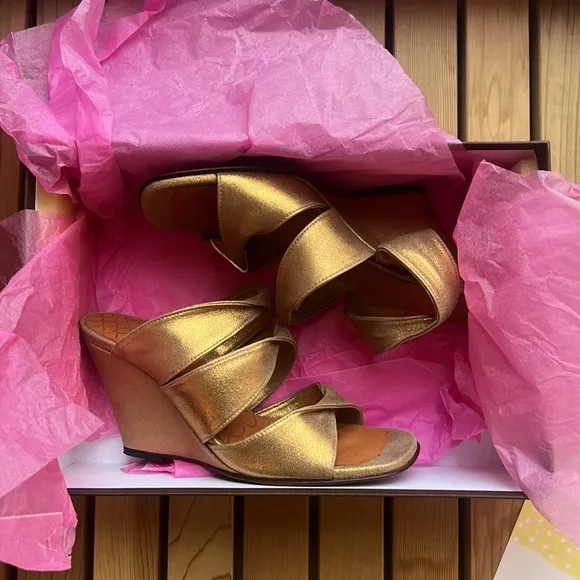 nib CHIE MIHARA Cruz Metallic Gold Wedge Sandals - Size 6.5