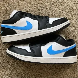 Nike Air Jordan 1 Low ‘Black University Blue’ Women’s 12/Men’s 10.5 DC0774-041
