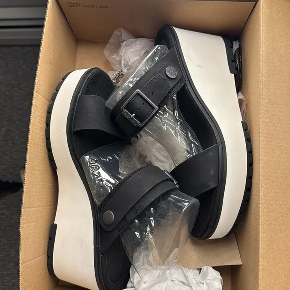 NWB! Timberland Koralyn  Black and White Platform Sandals size 9