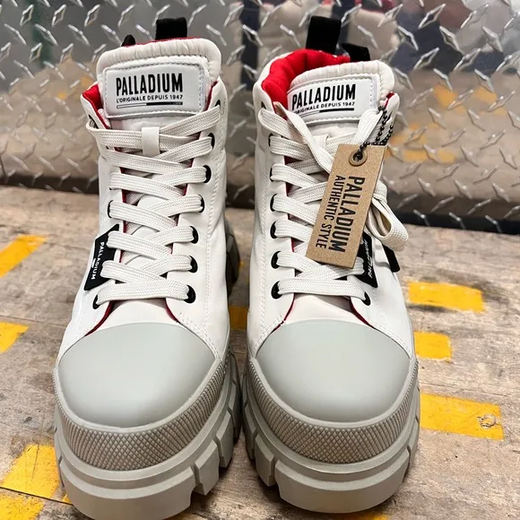 NWOB $180 Palladium Women's Overcush Revolt Boots