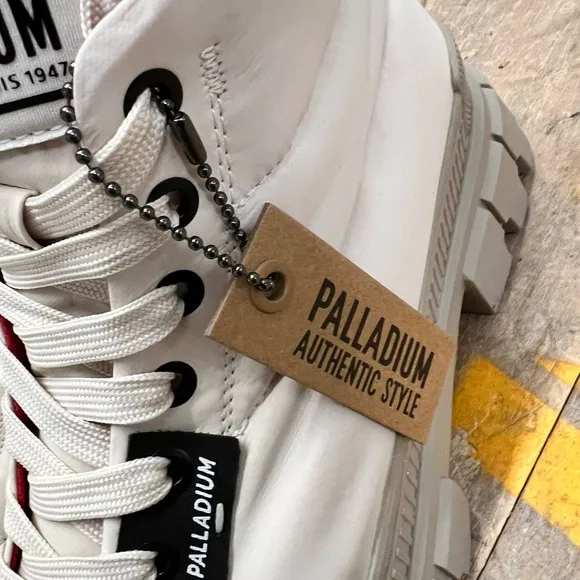 NWOB $180 Palladium Women's Overcush Revolt Boots