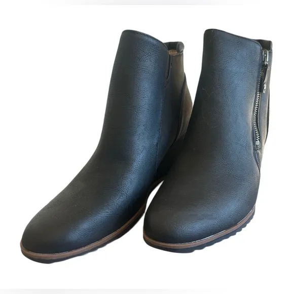 NWOB - NATURALIZER SOUL Women's Black Haley Wedge Ankle Bootie - Size 8