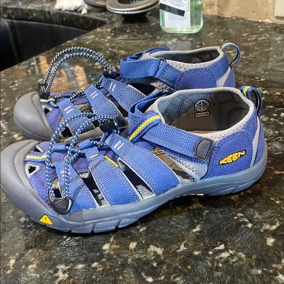 NWOT Keen Weatherproof Sandals! Size 5