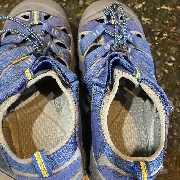 NWOT Keen Weatherproof Sandals! Size 5
